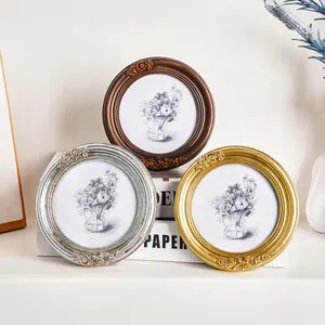 Detailansicht von drei runden Vintage-Rahmen mit Rosenprägung in Gold, Silber und Braun