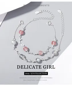Dettaglio di braccialetti ramo argento con perle di cristallo fragola e pietra di luna