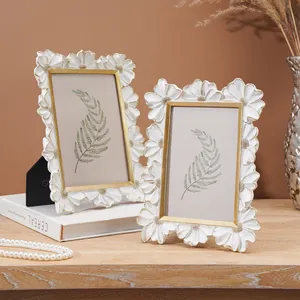 Elegante cornice per foto in resina a forma di margherita bianca con bordi dorati