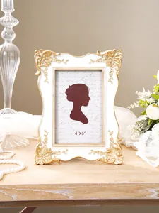 Detailansicht eines französischen Relief-Fotorahmens mit eleganten Goldakzenten