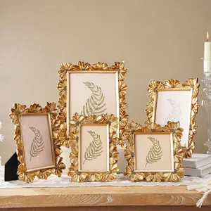 Set aus fünf goldenen Vintage-Fotorahmen mit Gänseblümchen-Dekor in edler Szenerie