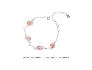 Vista dettagliata del bracciale a ramo d'argento con perle di quarzo fragola rosa su bianco