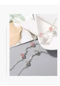 Dettaglio del bracciale ramo d'argento con perle di cristallo fragola e labradorite.