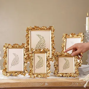 Eleganter französischer Vintage-Bilderrahmen aus goldenem Harz mit Gänseblümchen-Design