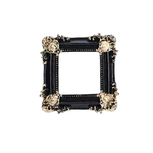 Marco de fotos en miniatura vintage en negro y dorado para decoración de casas de muñecas.