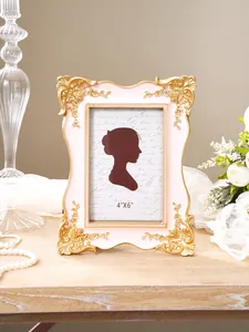 Detailansicht eines rosa französischen Fotorahmens aus Harz mit goldenem Relief für 4x6 Fotos