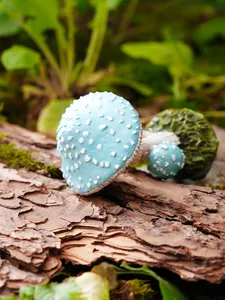 Detalle de setas de resina con manchas azules para decoración de jardín y jardín de hadas