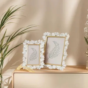 Elegante cornice per foto in resina a margherita bianca con bordo dorato vintage