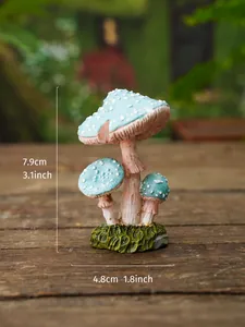 Vista detallada de figura de hongo de resina turquesa, dimensiones 7,9 cm alto y 4,8 cm ancho