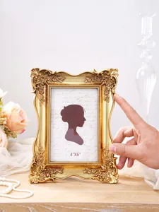 Eleganter goldener Fotorahmen aus Harz mit aufwendigen floralen Reliefdetails für Zuhause