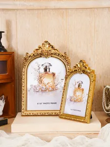 Zwei verzierte goldene Fotorahmen aus Harz in 6x8 und 4x6 im Vintage-Stil