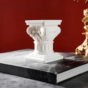 Detalle de cerca de un portavelas de columna romana vintage blanco decorativo para hogar