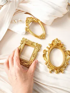 Mini cornici portafoto vintage dorate per decorazione fotografica elegante dettaglio