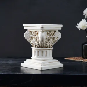Primer plano de los tallados corintios en un candelabro de columna romana vintage