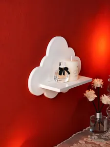 Minimalistisches weißes Wandregal in Wolkenform an einer roten Wand montiert