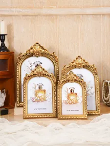Detaillierte Ansicht goldener Vintage-Fotorahmen aus Harz mit feinem Barock-Relief