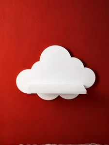 Detailansicht eines minimalistischen weißen Schweberegal in Wolkenform an roter Wand