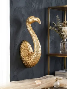 Dettaglio di una scultura da parete a forma di cigno dorato con piume realistiche