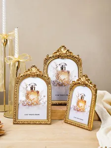 Set aus drei verzierten goldenen Bilderrahmen im Vintage-Reliefstil in Szene