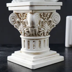 Primer plano detallado del portavelas blanco diseño de columna romana corintia retro