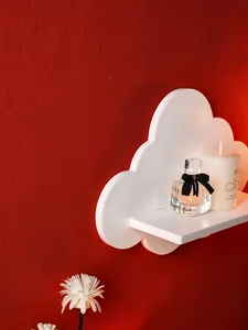 Modernes weißes Schweberegal in Wolkenform an einer strukturierten roten Wand
