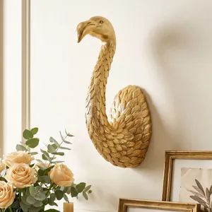 Elegante scultura da parete a forma di cigno dorato per un arredamento moderno