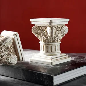 Candelabro decorativo de columna romana vintage sobre libro con fondo rojo