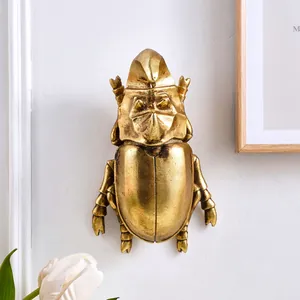 Decoración de pared artística de escarabajo rinoceronte de resina dorada para interiores