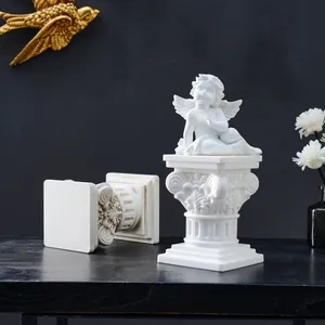 Decoración de columna romana vintage blanca con estatua de ángel sentado para el hogar