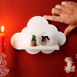 Minimalistisches weißes Wandregal in Wolkenform für das Wohnzimmer oder Kinderzimmer