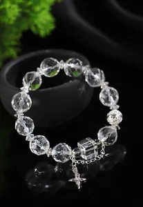 Primer plano detallado que muestra cuentas de cristal talladas y dije de estrella en pulsera