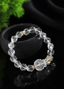 Primer plano de pulsera de cristal transparente tallado con dije de zorro