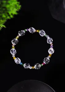 Detalle de una pulsera de cristal blanco facetado con cuentas de colores vivos