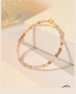 Detalle de pulsera de cuarzo rutilado natural facetado de 3 mm con cierre de oro elegante