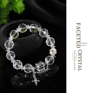 Elegante pulsera de cuentas de cristal blanco facetado con dije de cruz y cuenta cuadrada.