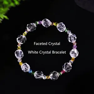 Elegante pulsera de cuarzo transparente facetado con acentos de cristales de colores