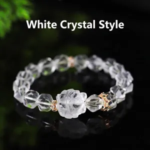 Elegante pulsera de cuarzo transparente facetado con dije de zorro tallado y coronas doradas