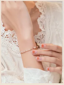 Elegante pulsera de cuentas de cuarzo rutilado natural de 3mm en la muñeca de una mujer