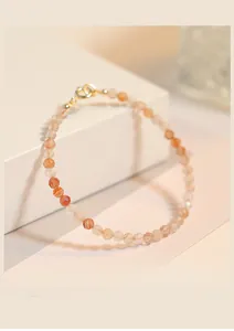 Vista detallada de una pulsera de cuarzo rutilado natural de 3 mm con cierre de oro de 14K
