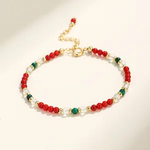 Vista detallada de una elegante pulsera de cuentas multicolor con cristales rojos, verdes y claros.
