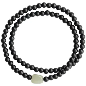 Collar minimalista de ébano negro con un detalle de jade Hetian en verde claro
