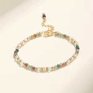 Detalle de primer plano de la pulsera de cuentas de piedras preciosas de colores y oro