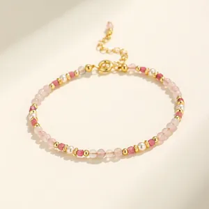 Vista detallada de pulsera de cuentas de cristal hecha a mano con piedras rosas y perlas