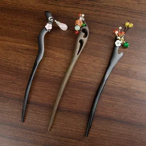 Klassische chinesische Haarnadeln aus Sandelholz mit Kristall-Blumenanhängern