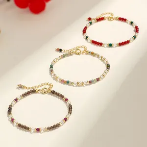 Juego de tres delicadas pulseras de cuentas de cristal multicolor con detalles dorados