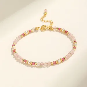 Elegante pulsera de cristal de turmalina rosa y perlas blancas con detalles dorados