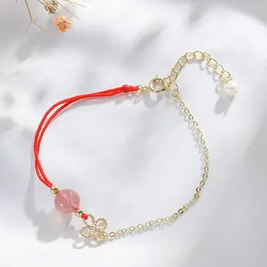Minimalistisches Armband aus roter Schnur und Goldkette mit Erdbeerquarz und Perle.