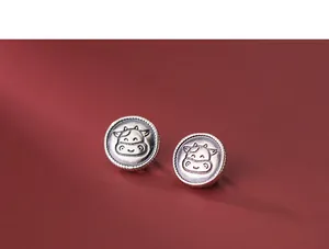 Macro di un bottone in argento sterling 925 opaco con un grazioso design a testa di mucca