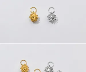 Vista dettagliata di ciondoli a sfera spinosa in argento sterling S925 finiture oro e argento
