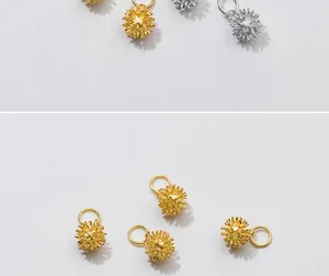 Dettaglio dei ciondoli a sfera con punte in argento sterling S925 placcato oro per DIY
